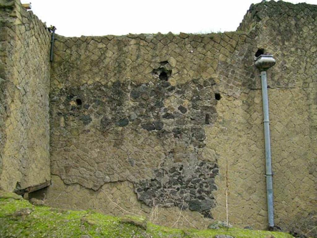 V.11, Herculaneum. December 2004. Upper east wall of rear room. Photo courtesy of Nicolas Monteix.