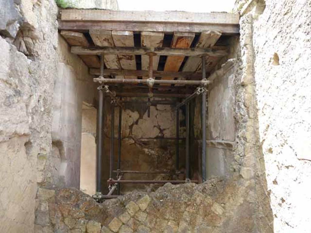 V. 11, Herculaneum. May 2010. First room at north end on west side of atrium, south wall.
Seen over wall from Bar at V.10, on north-west corner of insula. 

