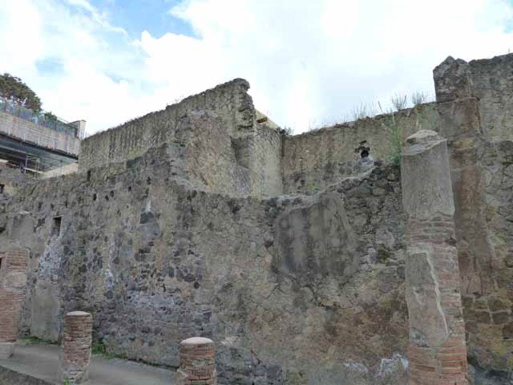 Ins. V.11, Herculaneum. May 2010. Exterior west wall of houses on east side of Cardo IV Superiore.