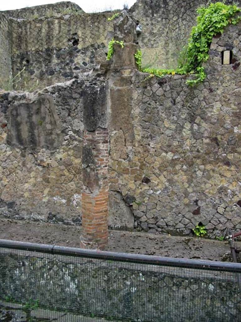 V.11, Herculaneum. May 2003. West exterior wall, at southern boundary with neighbour at V.8.
Photo courtesy of Nicolas Monteix.
Behind the wall would be the area of the south end of the large rear room on west side of tablinum.
