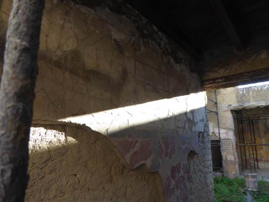 V.11, Herculaneum, September 2015. Painted decoration on upper east wall of entrance corridor.  Photo courtesy of Michael Binns.
