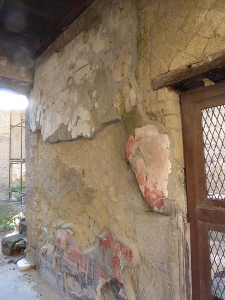 V.11, Herculaneum, September 2015. Painted decoration on upper west wall of entrance corridor.  Photo courtesy of Michael Binns.
