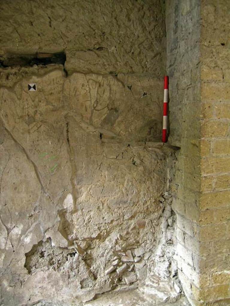 V.15, Herculaneum. May 2004. South end of east wall of room in north-west corner of atrium. Photo courtesy of Nicolas Monteix.


