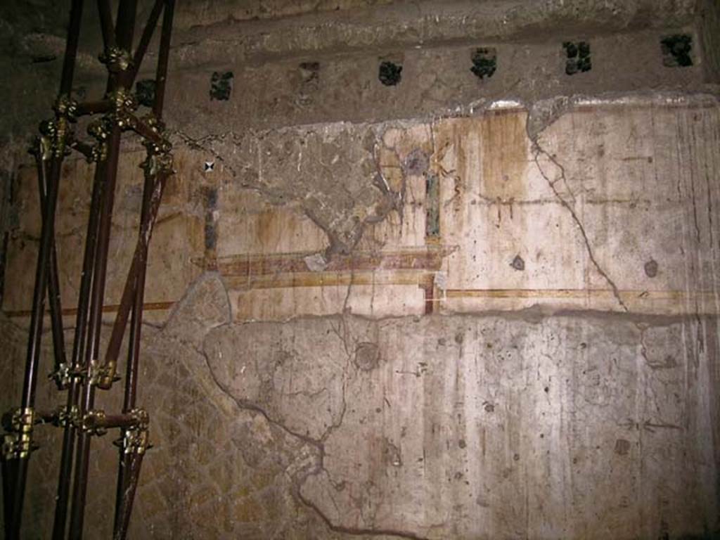 V.15, Herculaneum. December 2004. Cubiculum in north-west corner of atrium, looking towards north wall.
Photo courtesy of Nicolas Monteix.

