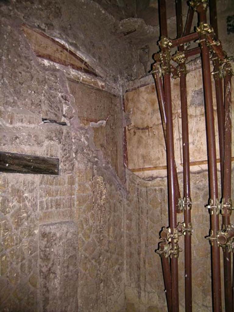 V.15, Herculaneum. December 2004. 
Cubiculum in north-west corner of atrium, west end of north wall and north-west corner.
Photo courtesy of Nicolas Monteix.

