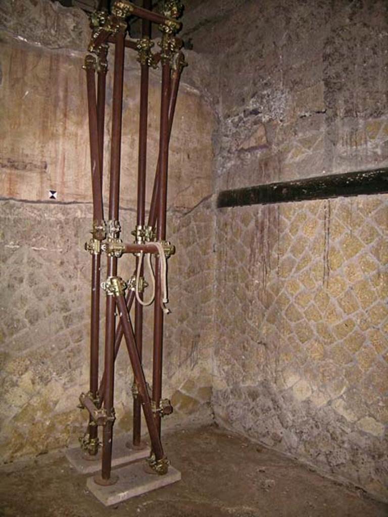 V.15 Herculaneum. December 2004. West end of south wall, on left.
South-west corner of cubiculum in north-west corner of atrium. 
Photo courtesy of Nicolas Monteix.


