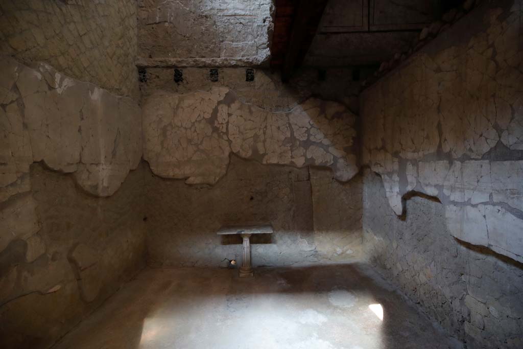 V.15 Herculaneum. December 2004. 
Cubiculum in centre of west side of atrium, looking towards the west wall. Photo courtesy of Nicolas Monteix.

