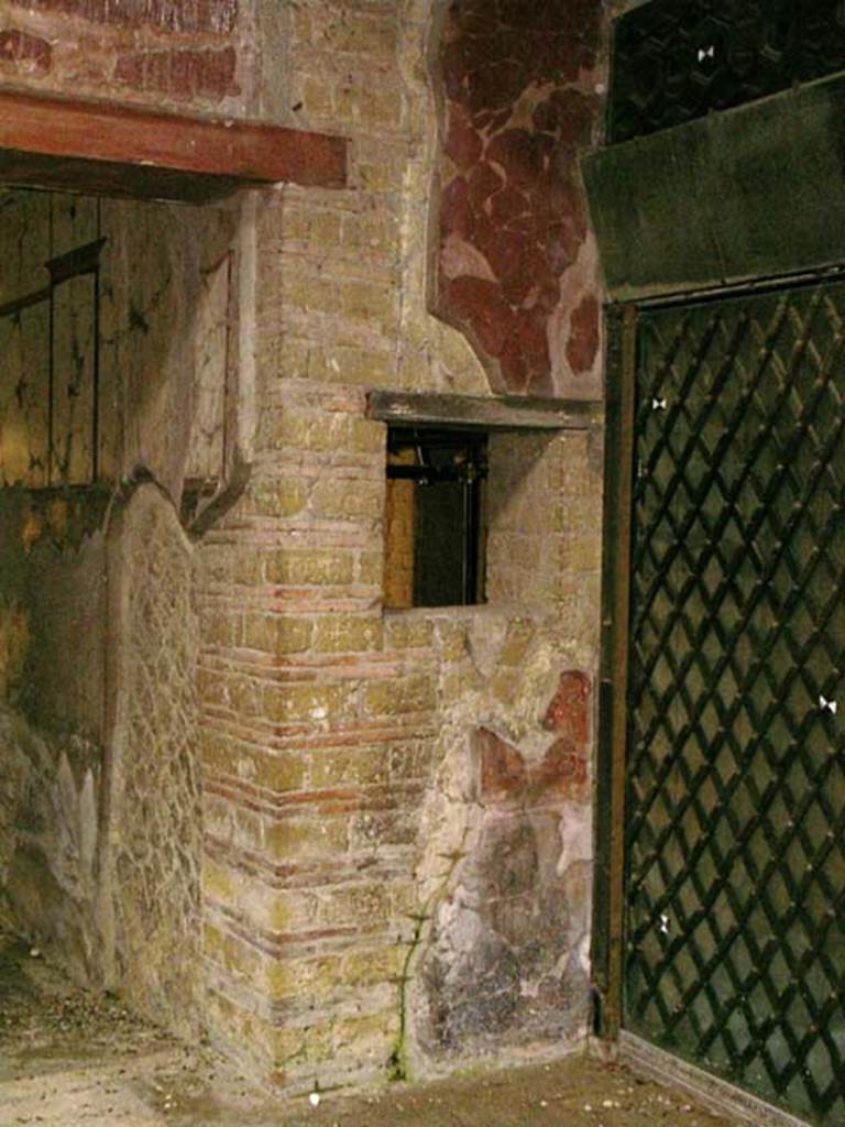 V.15, Herculaneum. May 2005. 
Looking towards south wall of west (right) ala/atrium, and small window into oecus, which opened onto west portico.
The corridor leading to peristyle is on the left. Photo courtesy of Nicolas Monteix.

