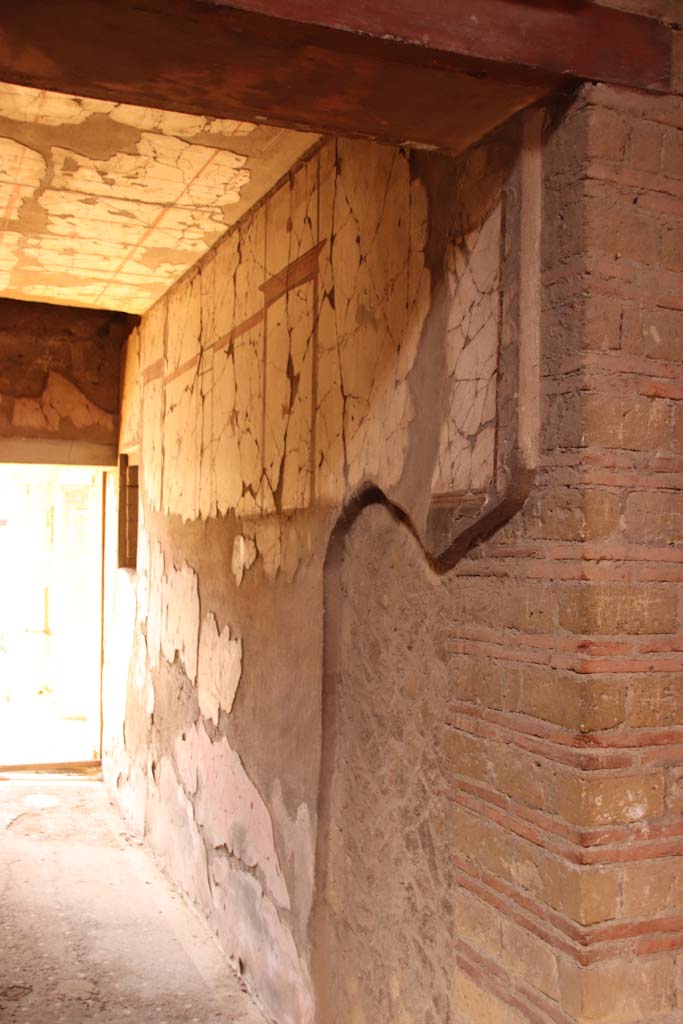 V.15 Herculaneum. October 2020.
Looking south along west wall in corridor in south-west corner of atrium. Photo courtesy of Klaus Heese.
