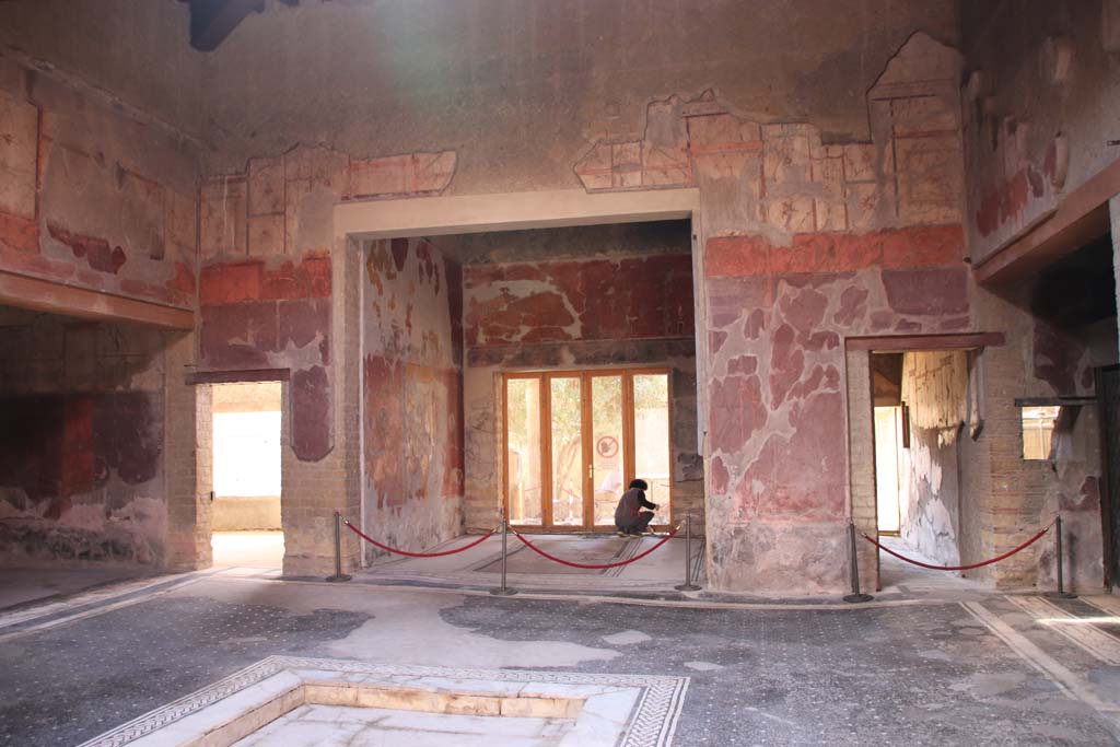V.15 Herculaneum, October 2020. Looking towards south wall of atrium, towards tablinum, in centre. Photo courtesy of Klaus Heese.