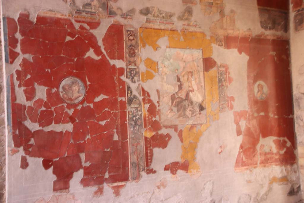 V.15 Herculaneum, October 2020. East wall of tablinum. Photo courtesy of Klaus Heese.
According to Guidobaldi and Esposito, the central painting of Mars and Venus would be on the east wall.
The central painting of Daedalus and Pasiphae would be on the west wall. 
See Guidobaldi, M.P. and Esposito, D. (2013). Herculaneum: Art of the Buried City. U.S.A, Abbeville Press, (p.247).
According to Esposito, in the middle of the east wall of the tablinum was a painting of Daedalus and Pasiphae.
In the middle of the west wall of the tablinum was a painting of Mars and Venus.
See Esposito, D. (2014). La Pittura di Ercolano.  Rome, LErma di Bretschneider, (Tav. 106)  No. 33 Studi della Soprintendenza archeologica di Pompei.
