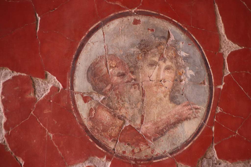 V.15 Herculaneum, October 2020. Medallion from north end of east wall of tablinum. Photo courtesy of Klaus Heese.