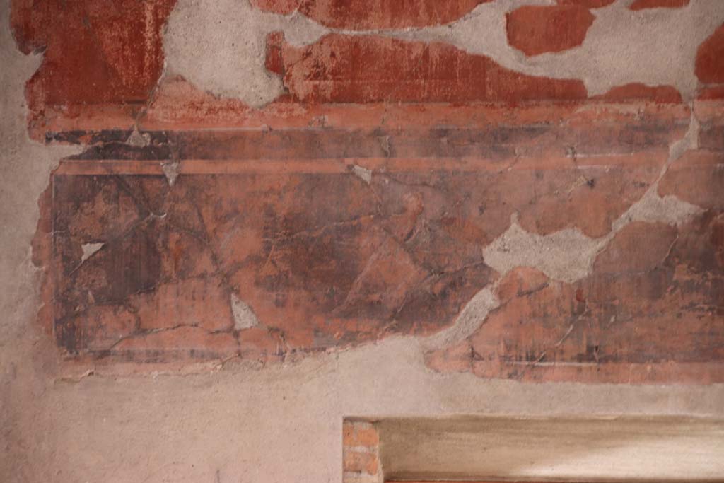 V.15 Herculaneum, October 2020. Upper south wall of tablinum, detail of frieze at east end. Photo courtesy of Klaus Heese.