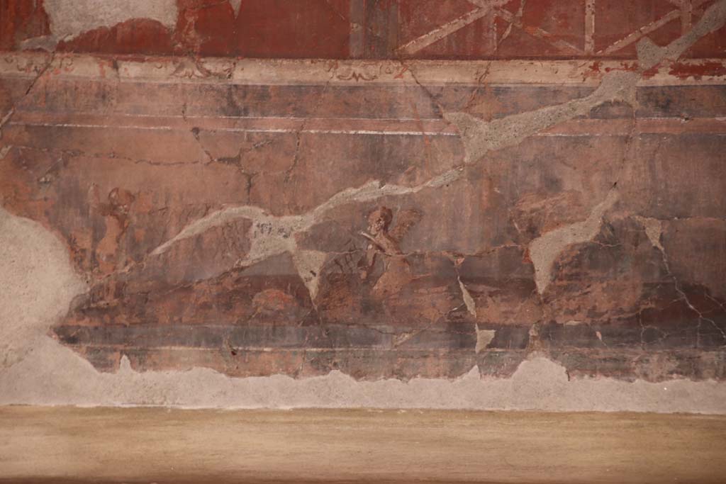 V.15 Herculaneum, October 2020. Upper south wall of tablinum, detail of continuation of frieze in centre. Photo courtesy of Klaus Heese.
