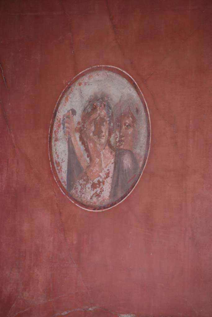 V.15 Herculaneum, October 2020. Medallion at south end of west wall of tablinum. Photo courtesy of Klaus Heese.