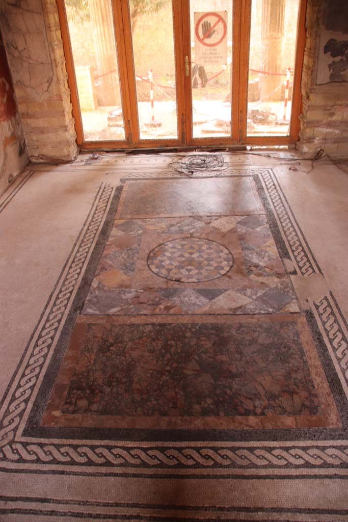 V.15 Herculaneum, October 2020. 
Looking south across flooring in tablinum. Photo courtesy of Klaus Heese.
