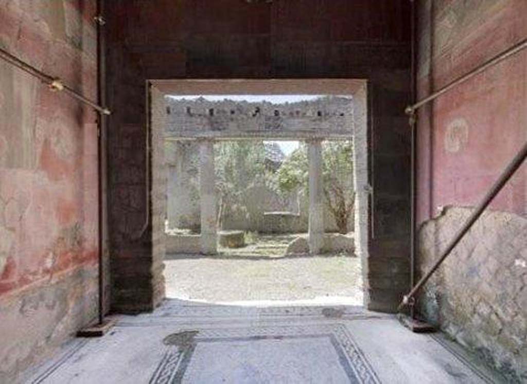 V.15 Herculaneum. Tablinum, looking south into peristyle garden.
