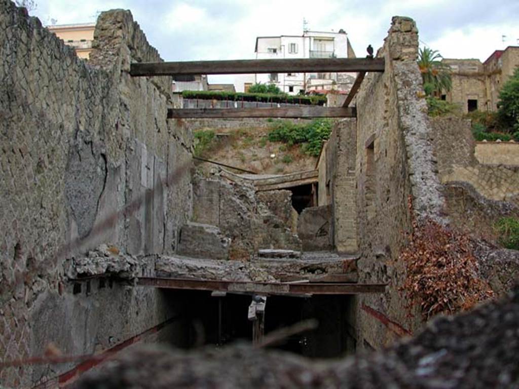 V.15, Herculaneum. September 2003. Looking north along upper west side rooms, from rear.
Note the so-called cross on the west wall, centre left.  Photo courtesy of Nicolas Monteix.

