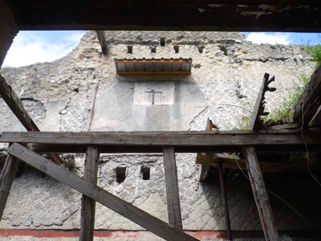 V.15 Herculaneum, House of Bicentenary, April 2013. 
Looking upwards towards west wall of upper floor room with outline of cross.
Photo courtesy of Bruce Longenecker.
