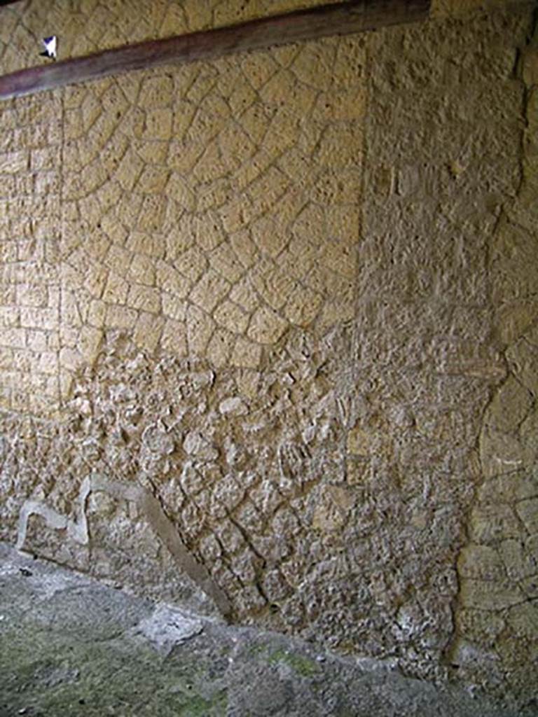 V.15, Herculaneum. May 2004. Peristyle, detail of west wall, north end, of portico.
(described by Monteix as peristyle baie 1 - Peristyle, blocked/filled opening 1).
Photo courtesy of Nicolas Monteix.
These openings originally would have been linked to the House of the Bel Cortiles large salon.

