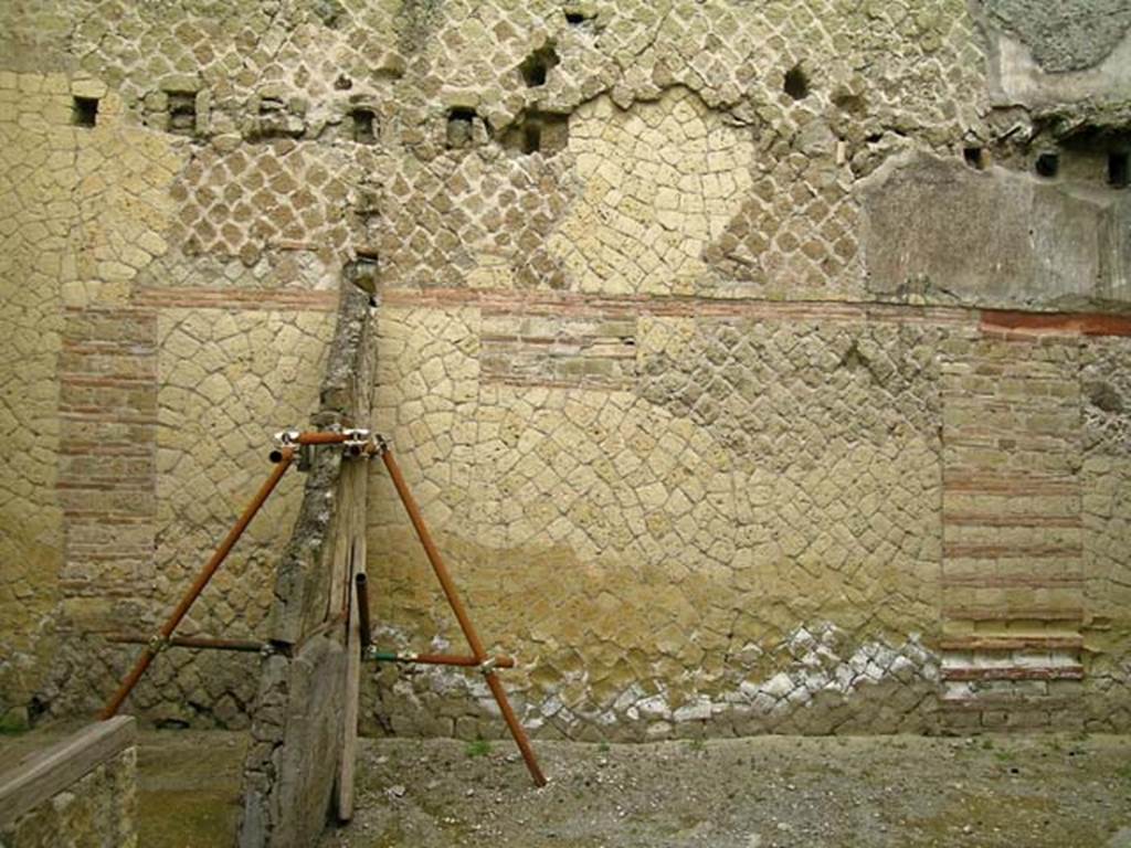 V.15, Herculaneum, May 2005. West wall of portico, south end, on the left is the storeroom/cella penaria.
(described by Monteix as peristyle baie 4 - Peristyle, blocked/filled opening 4).
Photo courtesy of Nicolas Monteix.
