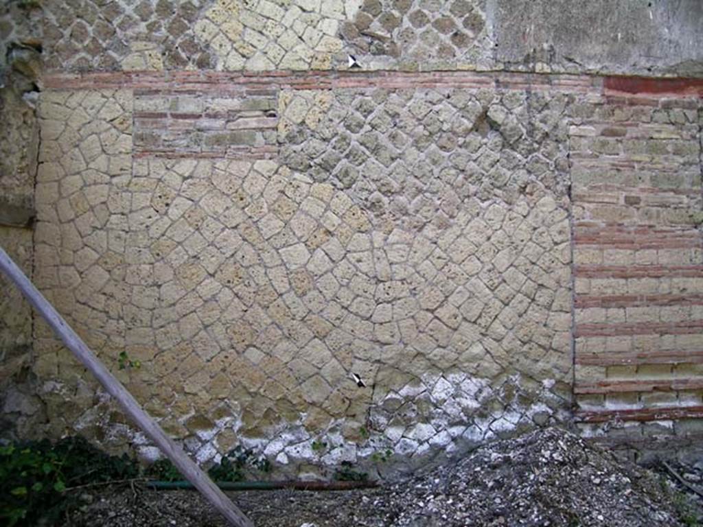 V.15, Herculaneum, May 2004. Peristyle, detail of west wall. 
(described by Monteix as peristyle baie 4 - Peristyle, blocked/filled opening 4).
Photo courtesy of Nicolas Monteix.
