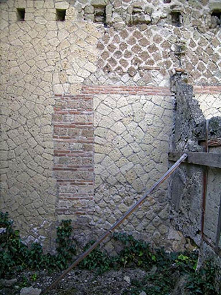 V.15, Herculaneum, May 2004. West wall at south end, part of the storeroom/cella penaria.
(photo described by Monteix as peristyle baie 4 - Peristyle, blocked/filled opening 4).
Photo courtesy of Nicolas Monteix.

