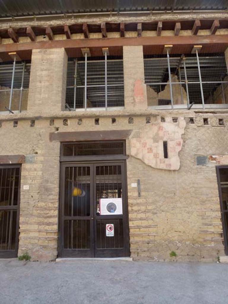 V.15 Herculaneum, June 2012. Looking towards entrance doorway. Photo courtesy of Michael Binns.
