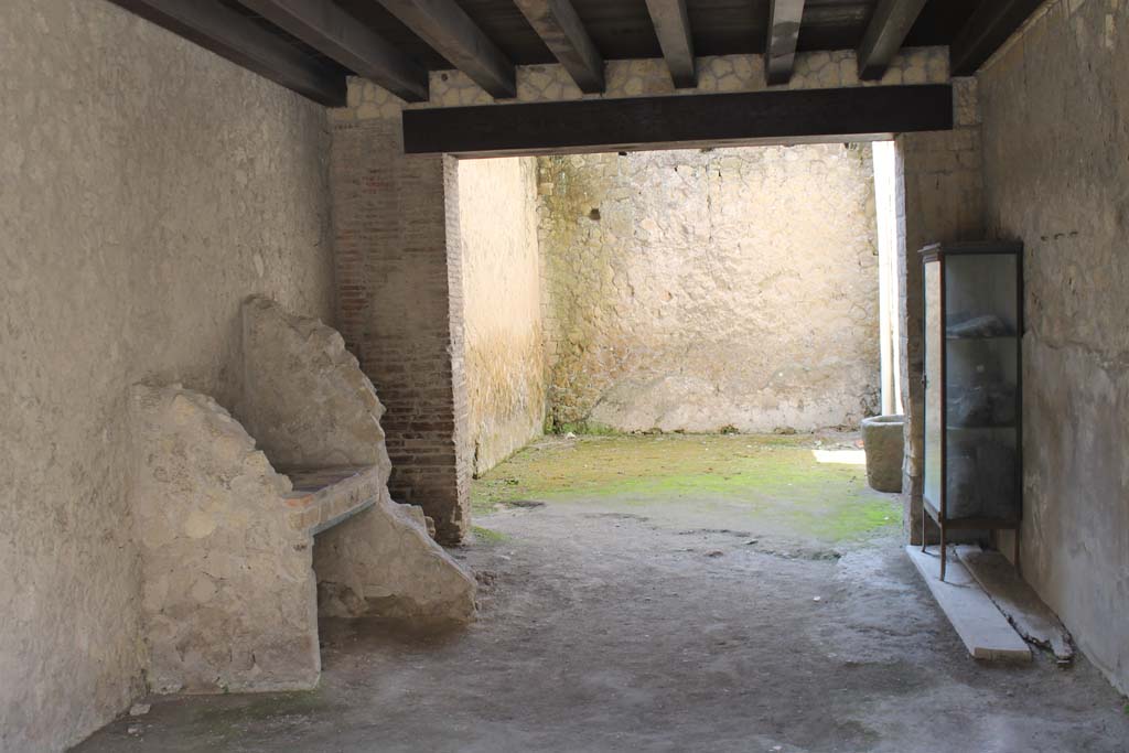 V.19, Herculaneum. March 2014. Looking south across shop-room towards rear room.
Foto Annette Haug, ERC Grant 681269 DÉCOR.

