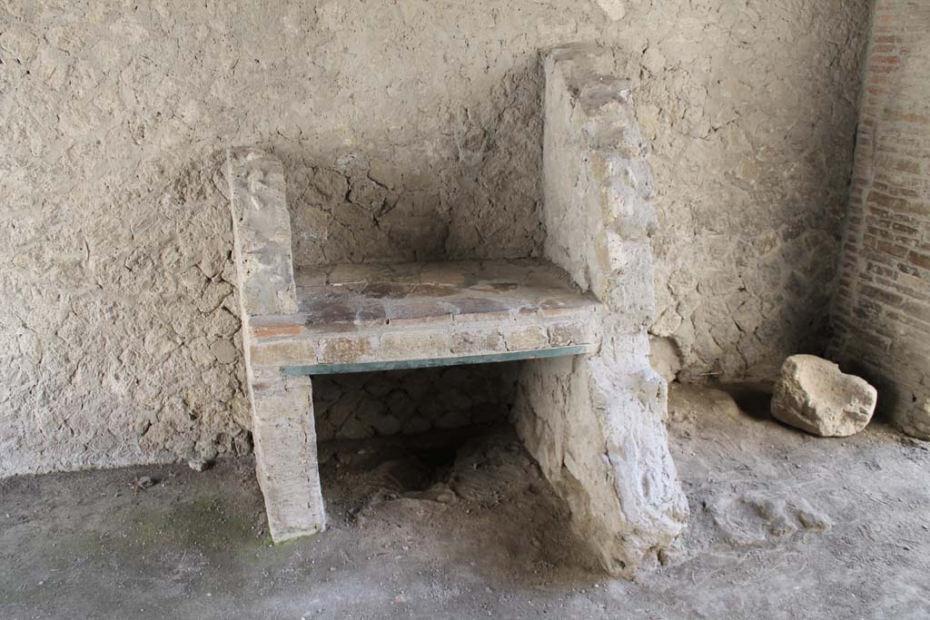V.19 Herculaneum. March 2014. Hearth against east wall and latrine in south-east corner, on right. 
Foto Annette Haug, ERC Grant 681269 DÉCOR.

