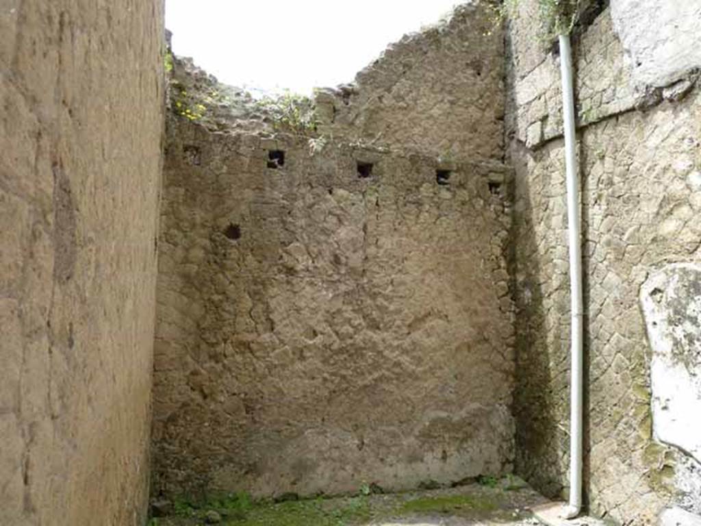 Ins. V, 19. May 2010.Looking south in rear room of shop.