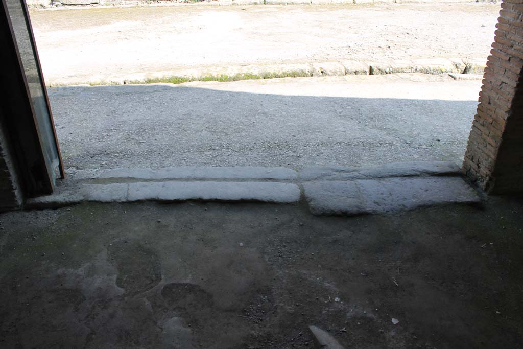 V.19 Herculaneum. March 2014. Looking north from shop-room across doorway threshold onto Decumanus Maximus.
Foto Annette Haug, ERC Grant 681269 DÉCOR.
