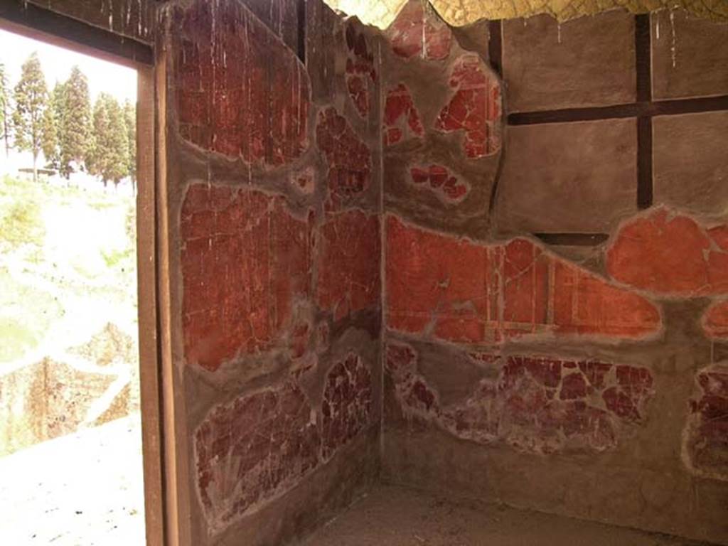 V.19/20, Herculaneum. May 2005. 
Looking towards east wall, with doorway towards V.20, and south-east corner of cubiculum on upper floor. 
Photo courtesy of Nicolas Monteix.
