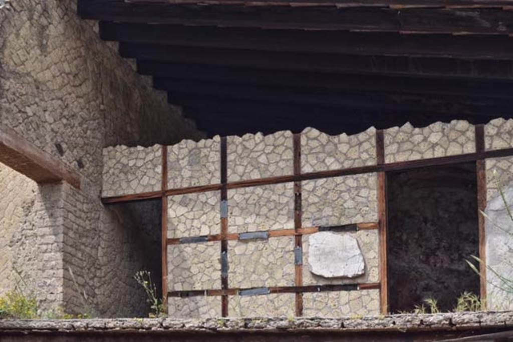 Herculaneum, May 2010. Looking west towards the upper floor of V.20 and upper doorway into V.19, from V.21.

