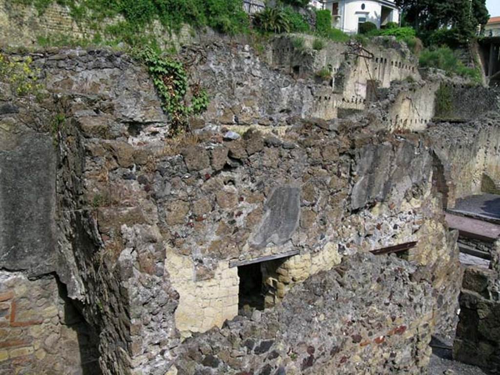 V.27 Herculaneum. May 2005. 
Looking towards corridor from shop, with two rooms on north side, and rear room of shop on south side, in lower right of photo.
Photo courtesy of Nicolas Monteix.
