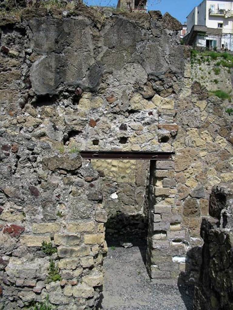 V.27 Herculaneum. May 2003. 
Looking north through doorway from rear room of shop, across corridor to doorway of first room on north side of corridor. 
Photo courtesy of Nicolas Monteix.
