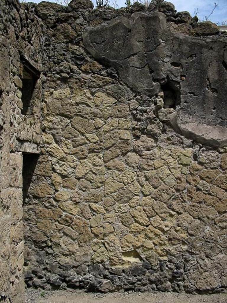 V.28, Herculaneum. May 2003. Looking towards north wall near doorway to rear corridor and room. Photo courtesy of Nicolas Monteix.
