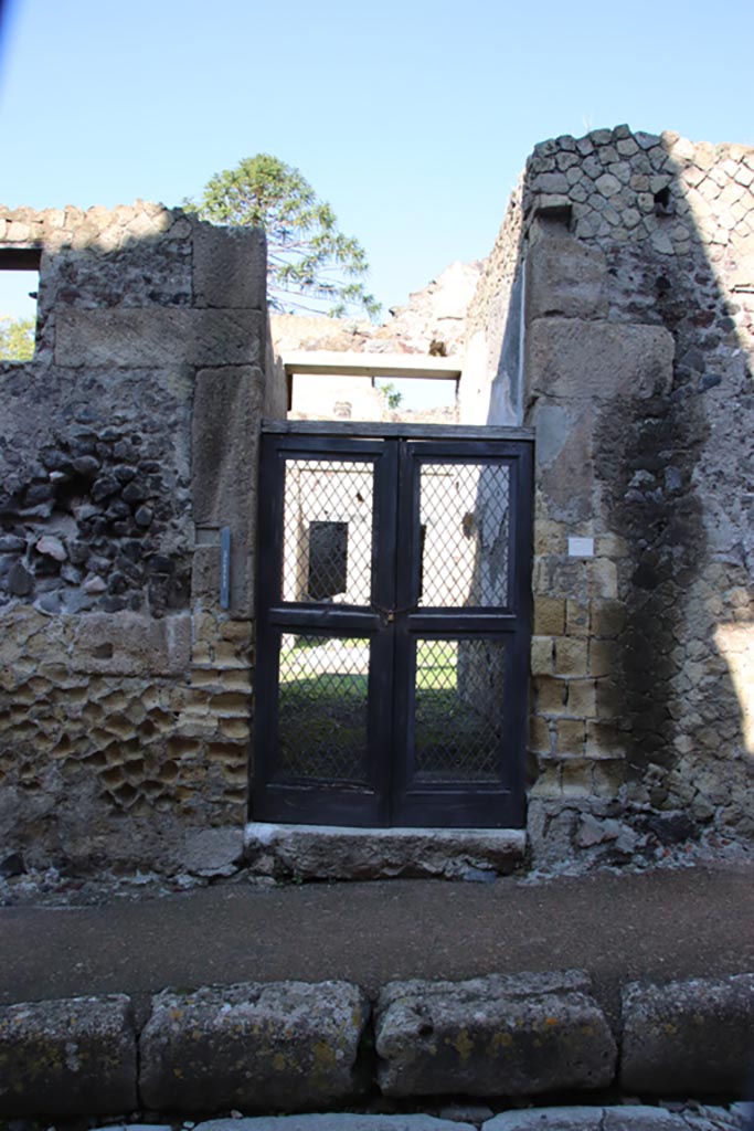 V.31 Herculaneum, October 2022. 
Looking west to entrance doorway. Photo courtesy of Klaus Heese.
