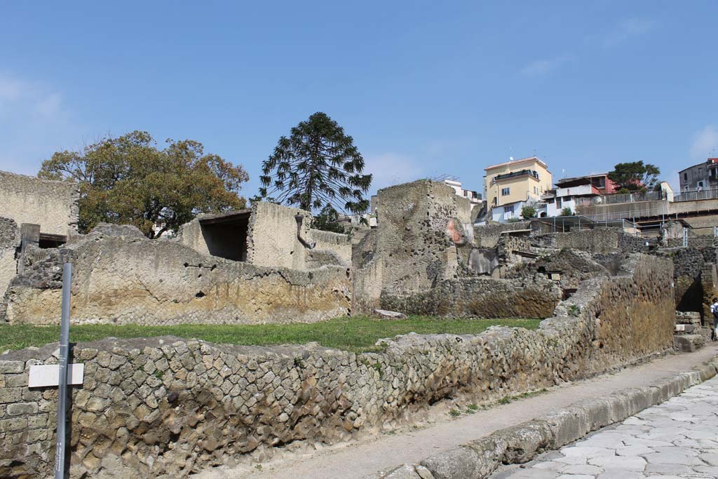V.33 Herculaneum, March 2014. 
Looking north from junction with Decumanus Inferiore, at west side of Cardo V with garden wall of V.33.  
Foto Annette Haug, ERC Grant 681269 DÉCOR


