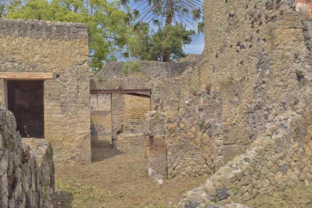 V.33, Herculaneum. April 2018. Looking west from entrance corridor towards atrium, and doorway to room 7, on left.
The window and doorway to room 6 are in the rear of the centre. Photo courtesy of Ian Lycett-King. Use is subject to Creative Commons Attribution-NonCommercial License v.4 International.
