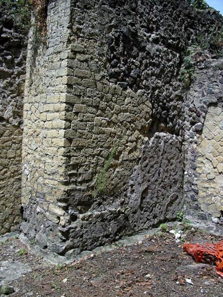 V.33, Herculaneum. May 2003. Room 6, west wall in north-west corner, on right. 
Photo courtesy of Nicolas Monteix.
