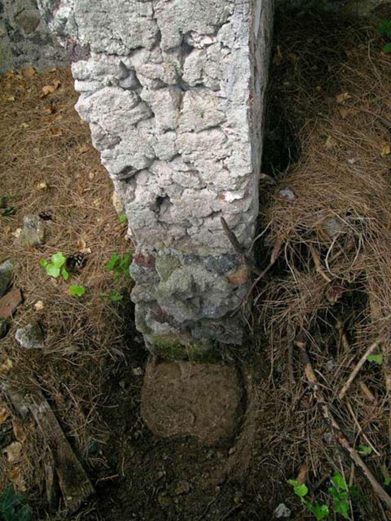 V.33, Herculaneum. May 2004. Room 4, detail from north side of east wall doorway, between rooms 4 and 3. Photo courtesy of Nicolas Monteix.
