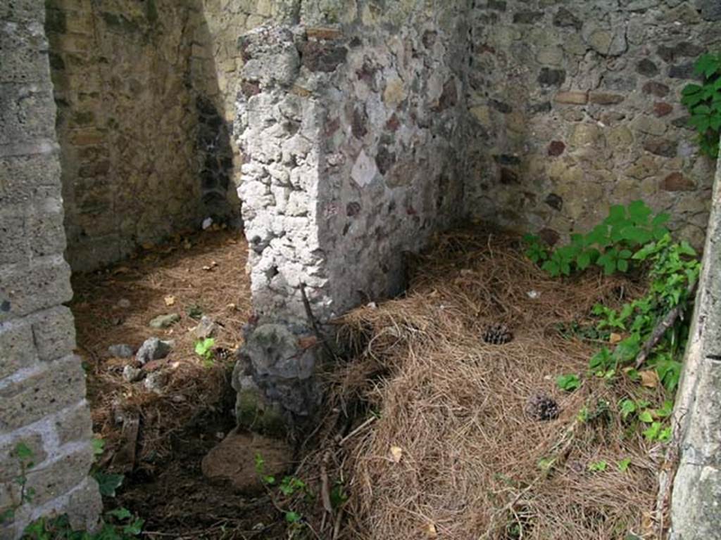 V.33, Herculaneum. May 2005. Room 3, west wall and doorway to room 4. Photo courtesy of Nicolas Monteix.
