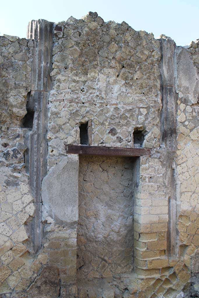 V.34 Herculaneum. March 2014. Detail of recess in west wall of shop.
Foto Annette Haug, ERC Grant 681269 DÉCOR
