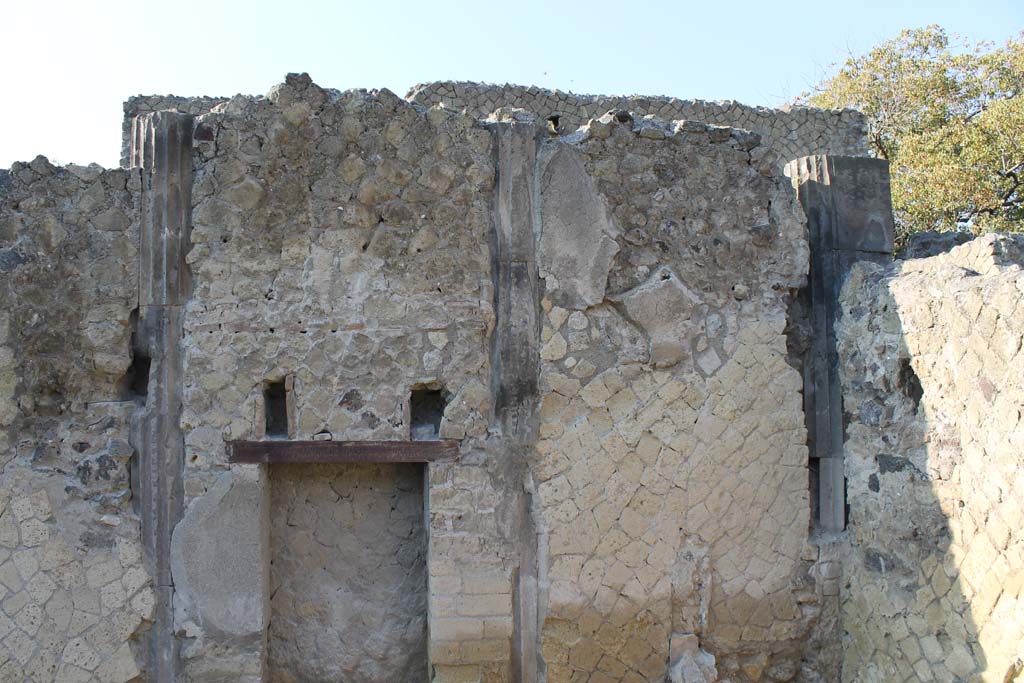 V.34 Herculaneum. March 2014. Upper west wall and upper north-west corner of shop.
Foto Annette Haug, ERC Grant 681269 DÉCOR
