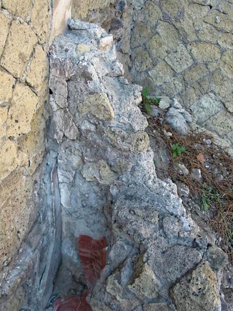 V.34, Herculaneum. May 2003. Looking north towards north-west corner.
Photo courtesy of Nicolas Monteix.
