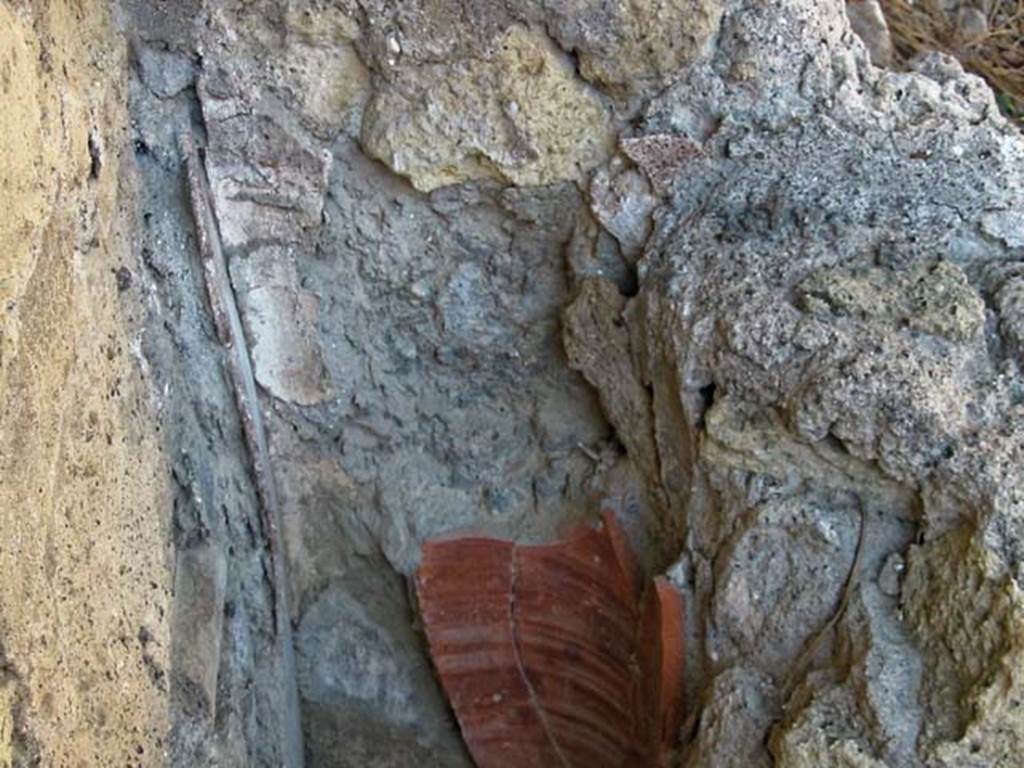 V.34, Herculaneum. May 2003. Looking north in detail towards north-west corner.
Photo courtesy of Nicolas Monteix.
