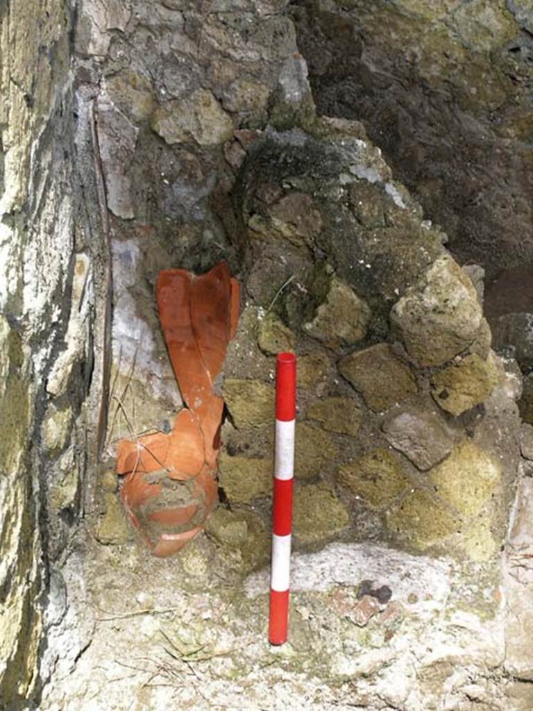 V.34 Herculaneum. May 2004. 
Looking north in detail towards north-west corner. Photo courtesy of Nicolas Monteix.
