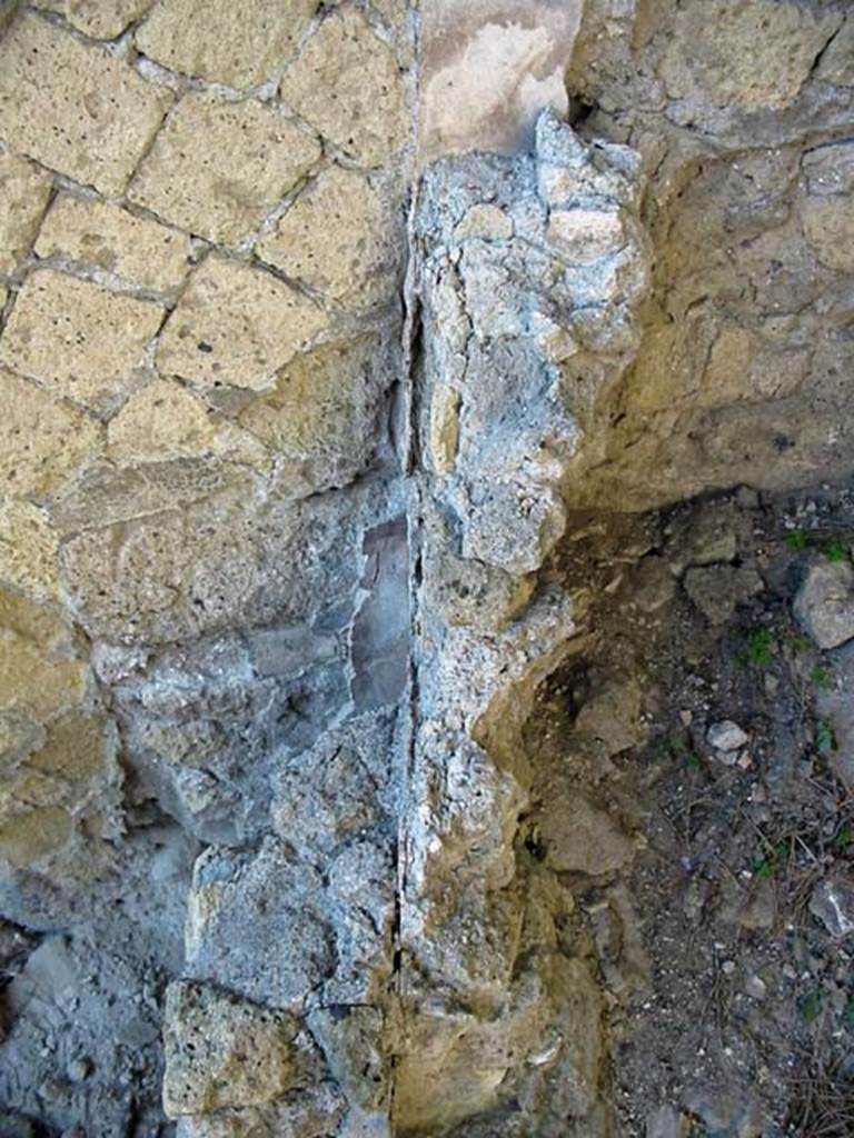 V.34, Herculaneum. May 2003. Looking west in detail towards north-west corner.
Photo courtesy of Nicolas Monteix.
