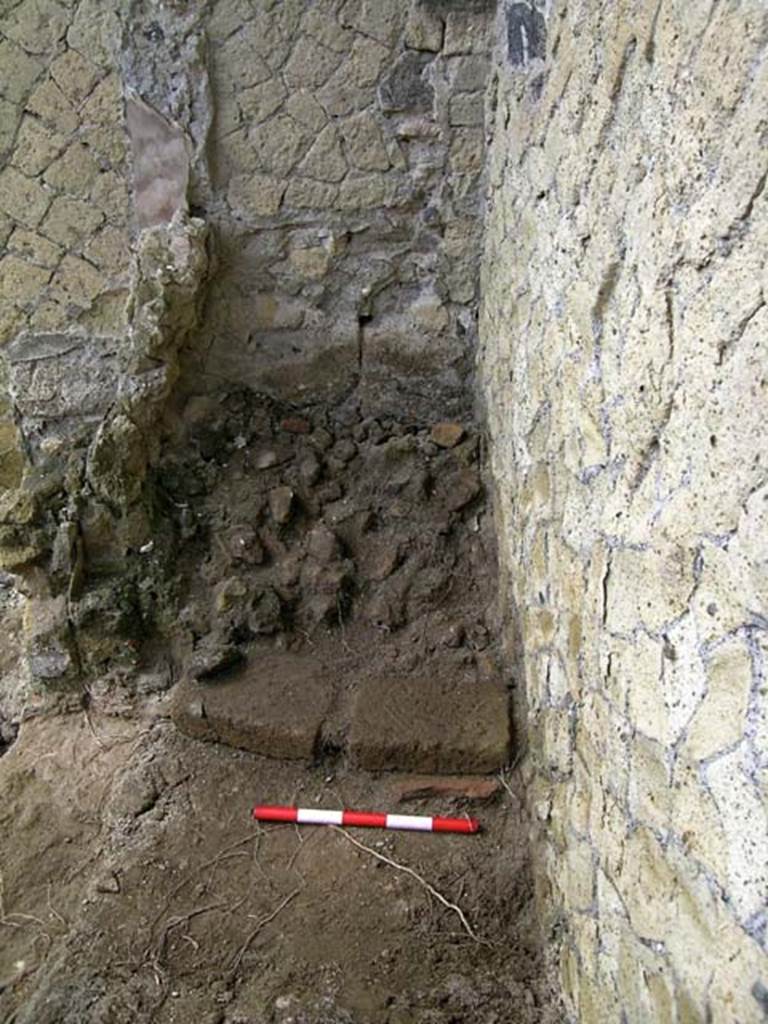 V.34, Herculaneum. May 2004. Detail of north-west corner. Photo courtesy of Nicolas Monteix.